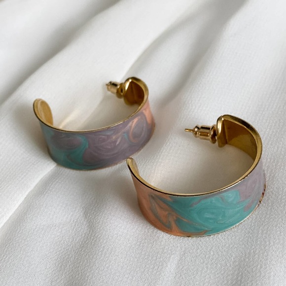 VTG Painted Swirl Wide Hoop Earrings - Picture 8 of 9